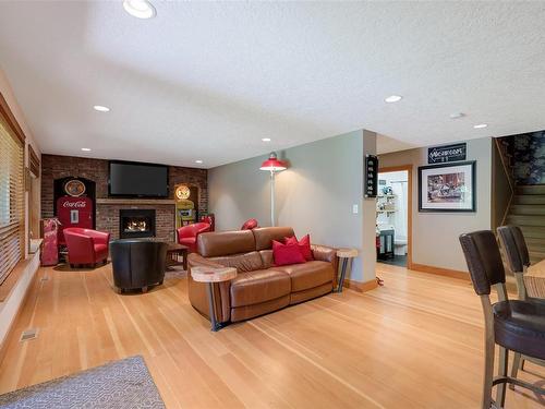 2647 Courtney Way, Shawnigan Lake, BC - Indoor With Fireplace