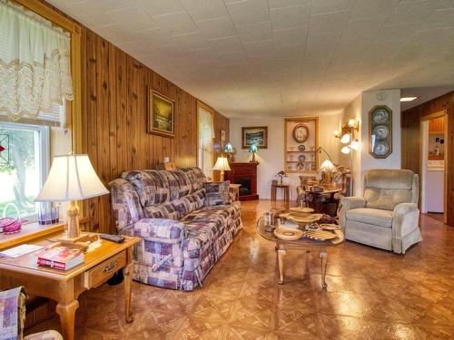 Living room - 307 Ch. Ridge, Hinchinbrooke, QC - Indoor Photo Showing Living Room