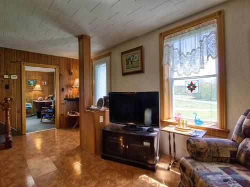 Living room - 307 Ch. Ridge, Hinchinbrooke, QC - Indoor Photo Showing Living Room