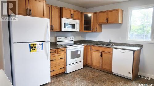 3131 33Rd Street W, Saskatoon, SK - Indoor Photo Showing Kitchen With Double Sink