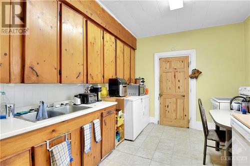 154-156 Beckwith Street N, Smiths Falls, ON - Indoor Photo Showing Kitchen