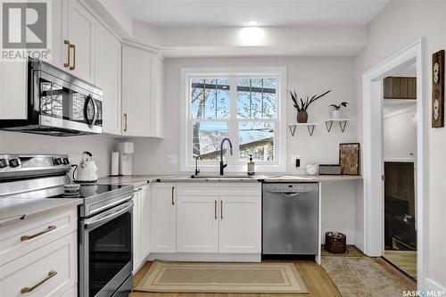 7 Angus Crescent, Regina, SK - Indoor Photo Showing Kitchen With Upgraded Kitchen