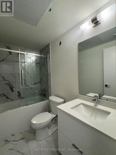 1002 - 14 David Eyer Road E, Richmond Hill, ON - Indoor Photo Showing Bathroom