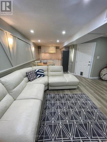 2403 Barclay Road, Burlington, ON - Indoor Photo Showing Living Room