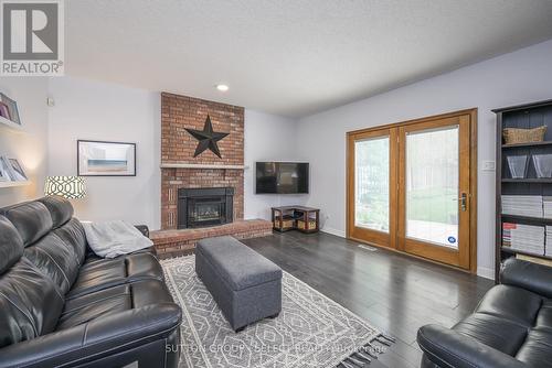 532 Jeffreybrook Drive, London, ON - Indoor Photo Showing Living Room With Fireplace