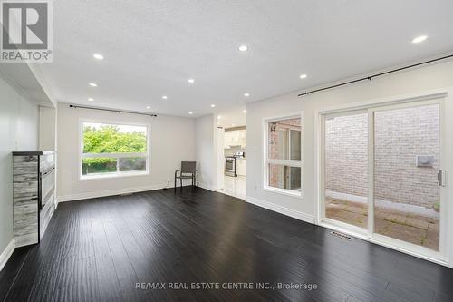 7232 Pallett Court, Mississauga, ON - Indoor Photo Showing Living Room