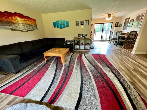 602 Centre Avenue, Castlegar, BC - Indoor Photo Showing Living Room