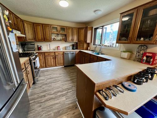 602 Centre Avenue, Castlegar, BC - Indoor Photo Showing Kitchen With Double Sink