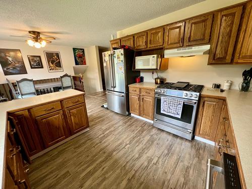 602 Centre Avenue, Castlegar, BC - Indoor Photo Showing Kitchen