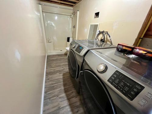 602 Centre Avenue, Castlegar, BC - Indoor Photo Showing Laundry Room