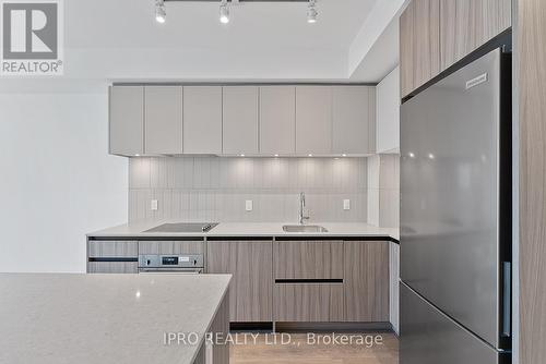 1607 - 7950 Bathurst Street, Vaughan, ON - Indoor Photo Showing Kitchen With Upgraded Kitchen