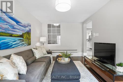 102 Blake Street, Barrie (North Shore), ON - Indoor Photo Showing Living Room