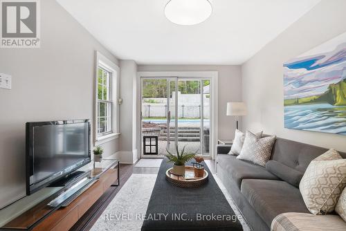 102 Blake Street, Barrie (North Shore), ON - Indoor Photo Showing Living Room