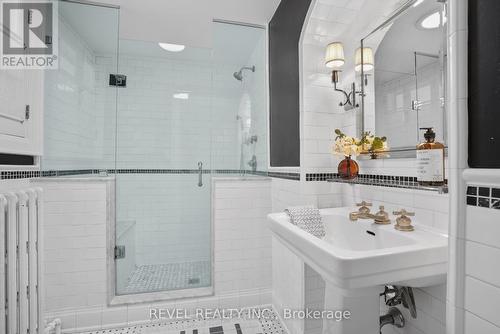 102 Blake Street, Barrie (North Shore), ON - Indoor Photo Showing Bathroom