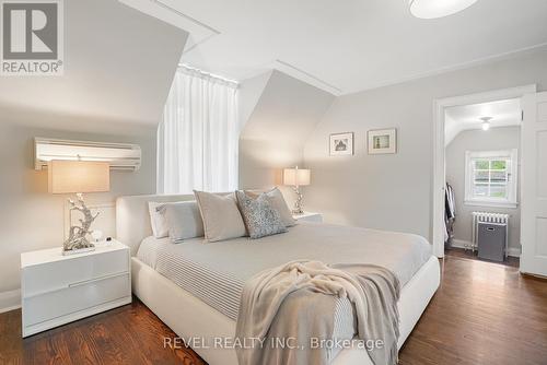 102 Blake Street, Barrie (North Shore), ON - Indoor Photo Showing Bedroom