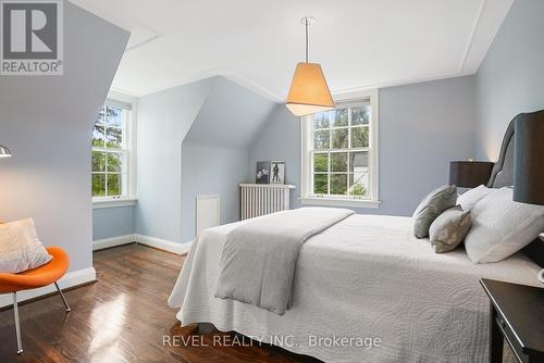 102 Blake Street, Barrie, ON - Indoor Photo Showing Bedroom