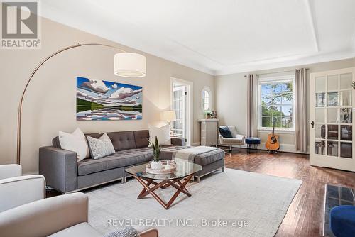 102 Blake Street, Barrie, ON - Indoor Photo Showing Living Room