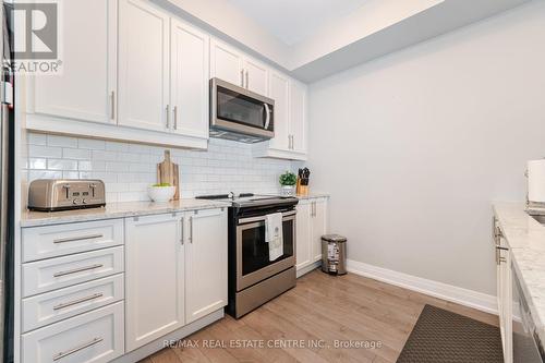 318 - 150 Oak Park Boulevard, Oakville, ON - Indoor Photo Showing Kitchen With Upgraded Kitchen