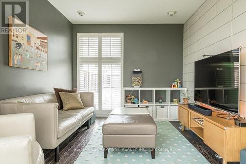 182 Buckingham Drive, Hamilton, ON - Indoor Photo Showing Living Room