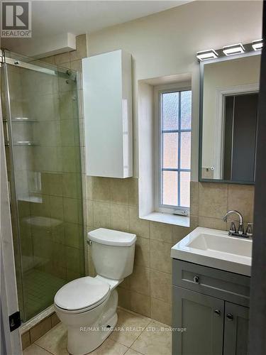 403 Niagara Street, Welland, ON - Indoor Photo Showing Bathroom