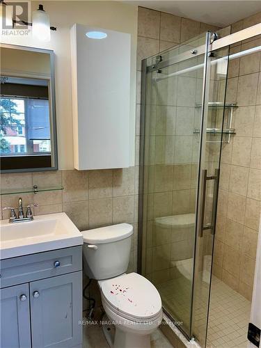 403 Niagara Street, Welland, ON - Indoor Photo Showing Bathroom