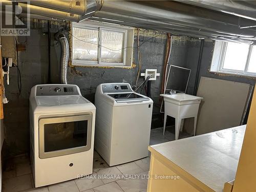 403 Niagara Street, Welland, ON - Indoor Photo Showing Laundry Room