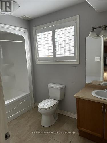 5638 Hodgson Avenue, Niagara Falls, ON - Indoor Photo Showing Bathroom