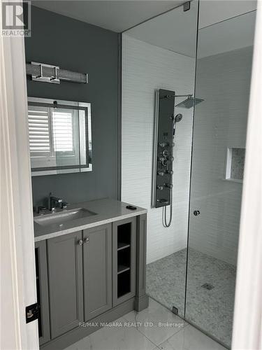 5638 Hodgson Avenue, Niagara Falls, ON - Indoor Photo Showing Bathroom
