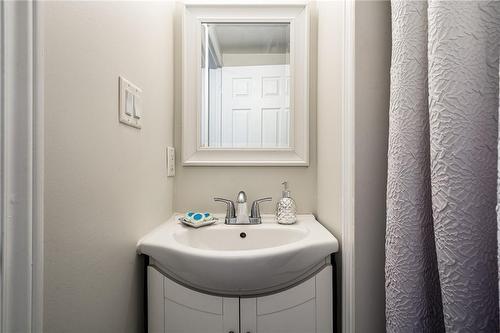 26 Cambridge Avenue, Hamilton, ON - Indoor Photo Showing Bathroom