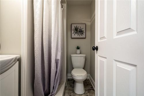 26 Cambridge Avenue, Hamilton, ON - Indoor Photo Showing Bathroom