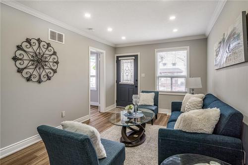26 Cambridge Avenue, Hamilton, ON - Indoor Photo Showing Living Room