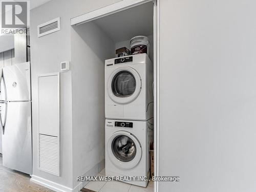 305 - 3237 Bayview Avenue, Toronto, ON - Indoor Photo Showing Laundry Room