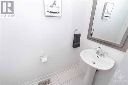 292 Richelieu Avenue, Ottawa, ON - Indoor Photo Showing Bathroom