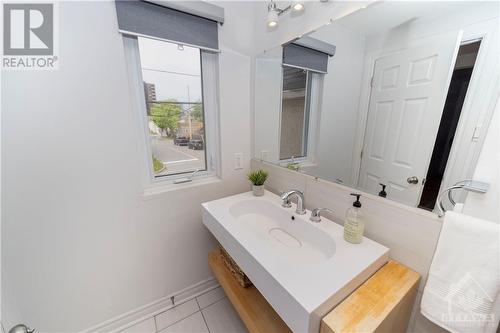 292 Richelieu Avenue, Ottawa, ON - Indoor Photo Showing Bathroom