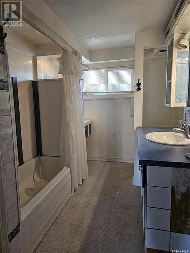 621 Railway Avenue E, Ponteix, SK - Indoor Photo Showing Bathroom