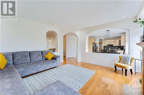 418 Fairlakes Way, Ottawa, ON - Indoor Photo Showing Living Room