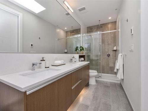 Ph3-2285 Bowker Ave, Oak Bay, BC - Indoor Photo Showing Bathroom