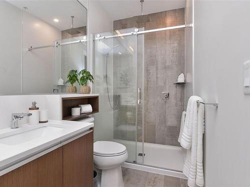 Ph3-2285 Bowker Ave, Oak Bay, BC - Indoor Photo Showing Bathroom