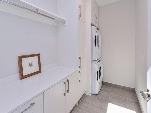 Ph3-2285 Bowker Ave, Oak Bay, BC - Indoor Photo Showing Laundry Room