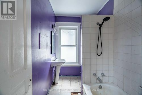 153 Wharncliffe Road N, London, ON - Indoor Photo Showing Bathroom