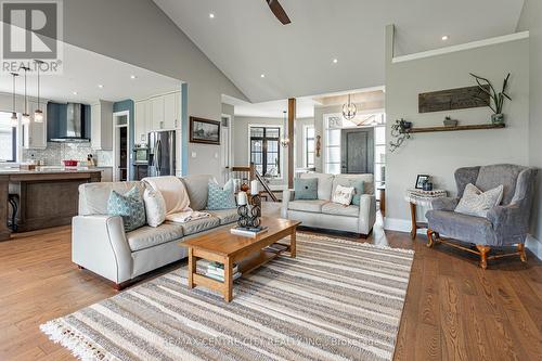 5058 Marion Street, Thames Centre, ON - Indoor Photo Showing Living Room