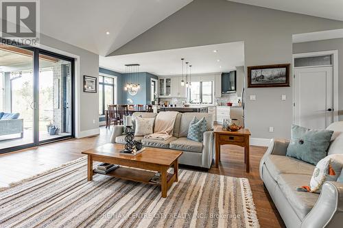 5058 Marion Street, Thames Centre, ON - Indoor Photo Showing Living Room