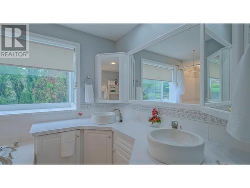 1613 Sparton Drive, Penticton, BC - Indoor Photo Showing Bathroom