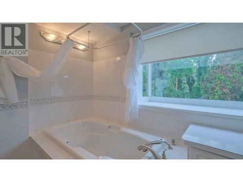 1613 Sparton Drive, Penticton, BC - Indoor Photo Showing Bathroom
