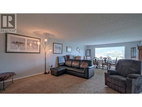 1613 Sparton Drive, Penticton, BC - Indoor Photo Showing Living Room