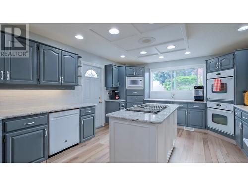 1613 Sparton Drive, Penticton, BC - Indoor Photo Showing Kitchen