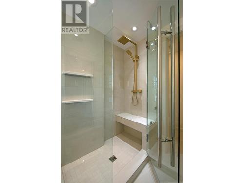 450 Groves Avenue Unit# 404, Kelowna, BC - Indoor Photo Showing Bathroom