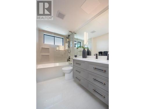 450 Groves Avenue Unit# 404, Kelowna, BC - Indoor Photo Showing Bathroom