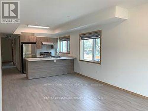 208 - 200 Chester Le Boulevard, Toronto, ON - Indoor Photo Showing Kitchen
