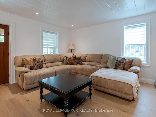 37 Wellington St E, Clearview, ON - Indoor Photo Showing Living Room